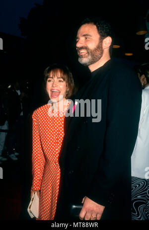 LOS ANGELES, Ca - 23. Mai: (L-R) Schauspielerin Sally Field und Ehemann Produzent Alan Greisman der oapdish" Westwood Premiere am 23. Mai 1991 teilnehmen bei Mann National Theatre in Los Angeles, Kalifornien. Foto von Barry King/Alamy Stock Foto Stockfoto