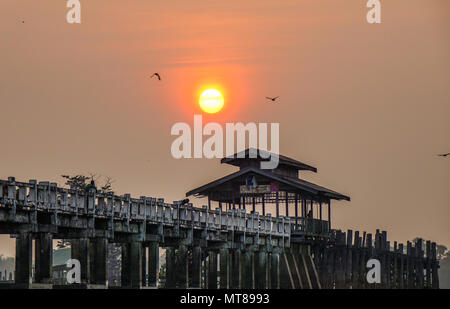 Mandalay, Myanmar - Feb 22, 2016. Blick auf U-Bein Brücke bei Sonnenaufgang in Mandalay, Myanmar. Stockfoto