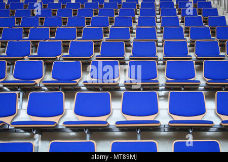 Reihen von leeren blauen Stadion sitze Hintergrund Stockfoto