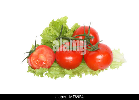 Paar frische Tomaten liegen auf grünen Salatblatt. Auf weißem Hintergrund mit Freistellungspfad isoliert Stockfoto