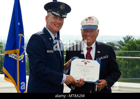 ARLINGTON, VA -- Maj. Gen. James Jacobson, Air Force District von Washington Commander und 2 Leutnant John Pedevillano stehen während einer Purple Heart Siegerehrung in Pedevillano's Ehre an der Air Force Memorial, 14.07.2017. Pedevillano, eine B-17 bombardier Pilot, erhielt die Auszeichnung für die Wunden, die er während einer erzwungenen März einen Zweiten Weltkrieg Kriegsgefangenschaft entstanden sind. Mehr als 15 der unmittelbaren Familienangehörigen Pedevillano's nahmen an der Veranstaltung zusammen mit der US Air Force Personal, Mitglieder aus dem militärischen Auftrag der Purple Heart, Freunden und anderen Gästen. Stockfoto