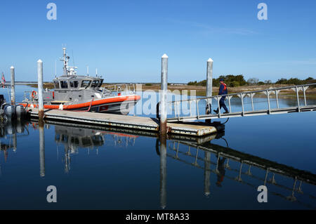 Ein Crew Mitglied von der Coast Guard Station Emerald Isle, Nord-Carolina, steigt der Rampe des die Station an Bord eines 45-Fuß-Antwort Boat-Medium, 27. März 2017. Station Emerald Isle Personal verwenden Sie zwei 45-Fuß-Antwort Boat-Mediums und einen 24-Fuß-Special Purpose Craft-Shallow Wasser Boot zu patrouillieren und Bogue Inlet und die Crystal Coast zu schützen. (U.S. Coast Guard Foto von Petty Officer 3. Klasse Corinne Zilnicki/Freigegeben) Stockfoto