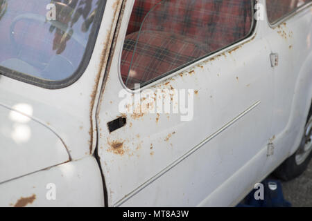 Alten rostigen Auto Fiat 600 und für die Wiederherstellung, Oldtimer Messe, Mallorca Spanien Stockfoto