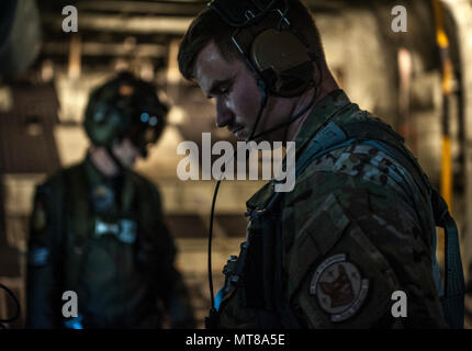 Us Air Force 17 Special Operations Squadron und Nr. 40 Squadron Royal New Zealand Air Force loadmasters Vorbereitung für den take-off vor einer ungleichen Formationsflug mit US Air Force MC-130J Commando II und RNZAF C-130H (NZ) 12. Juli 2017, in Rockhampton, Australien. Die bilateralen Schulungsveranstaltung zeigte sich die Stärke der Allianz zwischen den USA und Neuseeland (U.S. Air Force Foto vom Kapitän Jessica Tait) Stockfoto