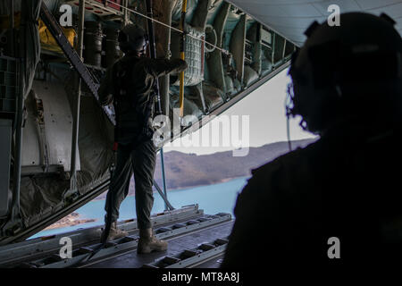 Nr. 37 Squadron der Royal Australian Air Force loadmasters Blick aus dem Rücken der RAAF C-130J Hercules während einer ungleichen Formationsflug mit der US Air Force 17 Special Operations Squadron MC-130J Commando II Juli 19, 2017, über Queensland, Australien. Die bilateralen Training Veranstaltungen während der Talisman Sabre 2017 durchgeführt, um die Stärke der Allianz zwischen den Vereinigten Staaten und Australien zeigen. (U.S. Air Force Foto vom Kapitän Jessica Tait) Stockfoto