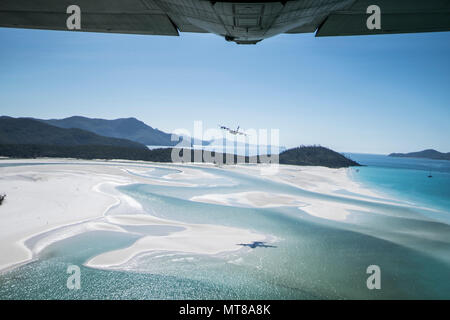 Ein US Air Force 17 Special Operations Squadron MC-130J Commando II fliegt in unterschiedlicher Formation mit einem Nr. 37 Squadron der Royal Australian Air Force C-130 J Hercules Juli 19, 2017, über Queensland, Australien. Talisman Sabre 2017 bot die Möglichkeit, an der Weiterentwicklung der Interoperabilität mit Kollegen aus der RAAF durch tägliche Airborne operations low-level Bildung arbeiten, leiten die Luftbetankung Punkt zu gehören, sowie Personal- und Cargo Fallschirmabwürfen. (U.S. Air Force Foto vom Kapitän Jessica Tait) Stockfoto