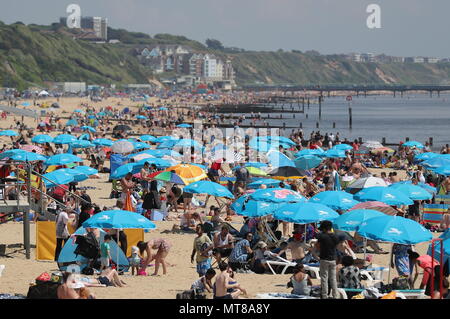 Die Menschen genießen die heißen Wetter am Strand von Bournemouth, Dorset, wie Briten sehen konnte der heißeste Tag des Jahres dieser Feiertag Montag. Stockfoto