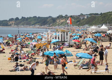 Die Menschen genießen die heißen Wetter am Strand von Bournemouth, Dorset, wie Briten sehen konnte der heißeste Tag des Jahres dieser Feiertag Montag. Stockfoto