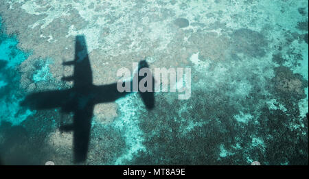 Ein Nr. 37 Squadron der Royal Australian Air Force C-130 J Hercules fliegt über den Great Barrier Reef bei einem bilateralen interfly mit US Air Force 17 Special Operations Squadron MC-130J Commando II Juli 19, 2017, über Queensland, Australien. Die bilateralen Training Veranstaltungen während der Talisman Sabre 2017 durchgeführt, ermöglichen eine bessere Interoperabilität zwischen den USA und der australischen Streitkräfte. (U.S. Air Force Foto vom Kapitän Jessica Tait) Stockfoto