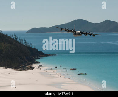 Ein US Air Force 17 Special Operations Squadron MC-130J Commando II fliegt in unterschiedlicher Formation mit einem Nr. 37 Squadron der Royal Australian Air Force C-130 J Hercules Juli 19, 2017, über Queensland, Australien. Die bilateralen Training Veranstaltungen während der Talisman Sabre 2017 durchgeführt, ermöglichen eine bessere Interoperabilität zwischen den USA und der australischen Streitkräfte. (U.S. Air Force Foto vom Kapitän Jessica Tait) Stockfoto