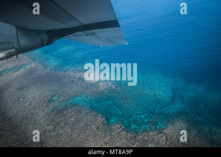 Ein Nr. 37 Squadron der Royal Australian Air Force C-130 J Hercules fliegt über den Great Barrier Reef bei einem bilateralen interfly mit US Air Force 17 Special Operations Squadron MC-130J Commando II Juli 19, 2017, über Queensland, Australien. Ausführen von Airborne im gesamten Talisman SABRE 2017, das Unähnliche Formationsflug der Stärke einer Partnerschaft, die über die Jahre entwickelt hat, symbolisiert. (U.S. Air Force Foto vom Kapitän Jessica Tait) Stockfoto