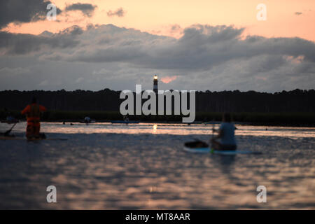 Menschen versammeln sich in der assateague Kanal vor Sonnenaufgang die 92. jährliche Pony Schwimmen in Lexington, Virginia, 26. Juli 2017 zu sehen. Zwei 24-Fuß-Special Purpose Craft-Shallow Wasser Boot Besatzungen aus Coast Guard Station Chincoteague arbeitete neben Virginia Marine Polizei Besatzungen Zuschauer während der Veranstaltung sicher zu halten. (U.S. Coast Guard Foto von Petty Officer 3. Klasse Corinne Zilnicki/Freigegeben) Stockfoto