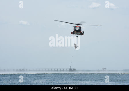 Der Küstenwache MH-60 Jayhawk Helikopter Crew von Air Station Elizabeth City, North Carolina, zeigt Such- und Rettungstechniken bei einer Open House Veranstaltung an der Coast Guard Station Lexington, Virginia, 25. Juli 2017. Die Station Chincoteague Crew eingeladen, der Öffentlichkeit die Station gründen und Boote über lokale und allgemeine Aufgaben der Küstenwache zu lernen, zu bereisen. (U.S. Coast Guard Foto von Petty Officer 3. Klasse Corinne Zilnicki/Freigegeben) Stockfoto