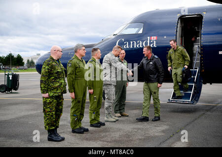 Kanadische Brig. General David Cochrane, 2 kanadischen Air Division Commander, ist bei der Landung von 62 Airlift Wing und Western Air Defence Führung 6. April begrüßt. Als Teil des offiziellen Cochranes Besuch Joint Base Lewis-McChord, erhielt er eine WADS Mission Briefing und Operationen stock Tour vor seine Teilnahme als Gastredner für jährliche Chaos die Unmengen von kanadischen Loslösung Abendessen anlässlich des 93. Jahrestags der Gründung der Royal Canadian Air Force. Im Bild von links nach rechts: Kanadische Warrant Officer Rick Martin, WADS kanadischen Loslösung, Kanadische Kapitän Robert Bell, WADS Stockfoto