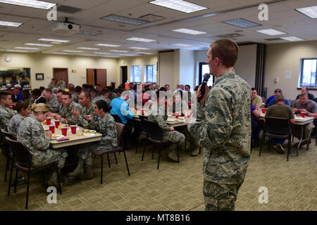 1. Lt Brett Campbell, buddhistische Kaplan an der 460th Raum Flügel, Buckley Air Force Base, Colorado, liefert Erläuterungen während einer Gemeinschaft Versammlung an der Kapelle. Campbell ist eine individuelle Mobilisierung Augmentee und der erste buddhistische Kaplan in der US Air Force. (U.S. Air Force Foto/Amn. 1. Klasse Jakob Deatherage) Stockfoto