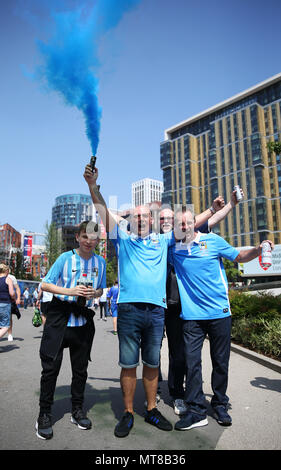 Coventry City Fans außerhalb der Erde vor der Sky Bet League Zwei Finale im Wembley Stadion, London. Stockfoto