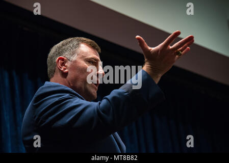 Maxwell AFB, Ala-Generalmajor Timothy Leahy, LeMay Center Commander und Luft Universität vorsteht als stellvertretender Kommandeur, Brigadegeneral Jeremy Sloane übernimmt das Kommando über die Air War College, Jan. 23, 2017. (US Air Force Foto von Melanie Rodgers Cox/Freigegeben) Stockfoto