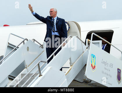 Us-Vizepräsident Michael R. Pence kommt an Joint Base Langley-Eustis, Virginia, 29. April 2017. Pence gestoppt bei JBLE auf dem Weg zur USS Indiana Taufe, für die er war der Hauptredner bei der Newport News Werft. (U.S. Air Force Foto/Senior Airman Derek Seifert) Stockfoto