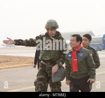 18 Wing Commander von Kadena Air Base, Japan, Brig. Gen. Fall A. Cunningham und Bürgermeister von Gwangju, Jang Hyun Yoon zu Fuß zu einem statischen F-22 Raptor, Dez. 07, 2017. Yoon besuchte während des routinemäßigen Übung wachsam Ace. (U.S. Air Force Foto von älteren Flieger Jessica H. Smith) Stockfoto