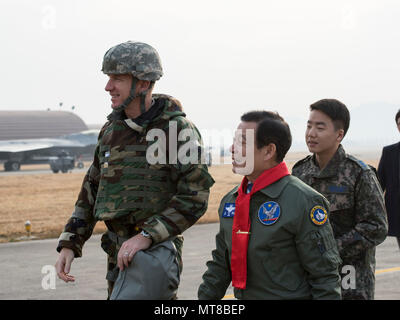 18 Wing Commander von Kadena Air Base, Japan, Brig. Gen. Fall A. Cunningham und Bürgermeister von Gwangju, Jang Hyun Yoon zu Fuß zu einem statischen F-22 Raptor, Dez. 07, 2017. Yoon besuchte während des routinemäßigen Übung wachsam Ace. (U.S. Air Force Foto von älteren Flieger Jessica H. Smith) Stockfoto