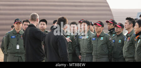 F-22 Piloten sprechen Sie mit einer Gruppe von Studenten und Ausbilder Piloten aus dem 1 Fighter Wing, Gwangju Air Base, der Republik Korea, Dez.07, 2017 in Gwangju AB, ROK. Die Kursteilnehmer und Ausbilder Piloten konnten sich mehr über die F-22 Raptor während ihrer Tour durch eine statische Darstellung erfahren. (U.S. Air Force Foto von älteren Flieger Jessica H. Smith) Stockfoto