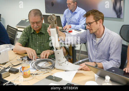 Forscher von der U.S. Army Research Laboratory und der US Army Tank Automotive Forschung, Entwicklung und Engineering Center und Partner aus der Industrie - DTS, gedachte die Lieferung von vier neuen übungspuppen als "Gen 1 ATD" oder Test bekannt, auf der DTS Michigan Technical Center in Novi, Michigan, Juli 19. Gezeigt (von links nach rechts) sind Hollie Pietsch, TARDEC; Terry Holdren, ARL; und Steve Moss, DTS. (U.S. Armee Foto von Conrad Johnson) Stockfoto