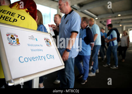 Coventry City Fans vor der Sky Bet League Zwei Finale im Wembley Stadion, London. PRESS ASSOCIATION Foto. Bild Datum: Montag, 28. Mai 2018. Siehe PA-Geschichte Fussball Liga zwei. Photo Credit: Steven Paston/PA-Kabel. Einschränkungen: EDITORIAL NUR VERWENDEN Keine Verwendung mit nicht autorisierten Audio-, Video-, Daten-, Spielpläne, Verein/liga Logos oder "live" Dienstleistungen. On-line-in-Verwendung auf 75 Bilder beschränkt, kein Video-Emulation. Keine Verwendung in Wetten, Spiele oder einzelne Verein/Liga/player Publikationen. Stockfoto