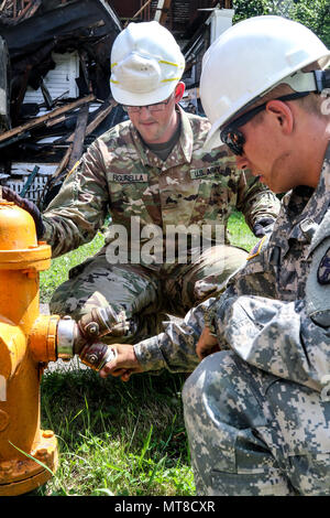 Die 1192nd Engineer Company ist eine Ingenieureinheit der Ohio National Guard, die Abbrucharbeiten im Rahmen von innovativen Readiness Training durchführt. Das Archivbild dokumentiert den Anschluss einer Wasserlinie an einen Hydranten zur Staubkontrolle während des Abbruchs eines zerstörten Gebäudes in Youngstown. Stockfoto