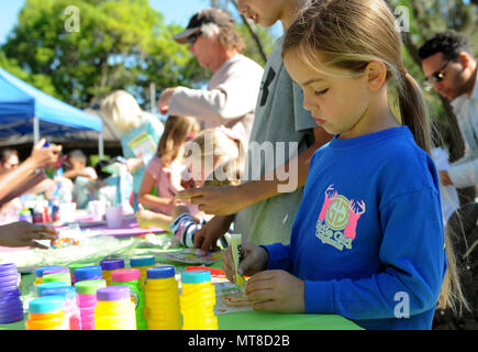 Der Child Pride Day ist ein Monat der Military Child Observance auf der Keesler Air Force Base in Mississippi. Das Archivbild dokumentiert ein Kind, das am 8. April 2017 während der Feierlichkeiten, die eine Parade, Ostereierjagd und Aktivitätenstände für Militärfamilien beinhalteten, einen Keks dekoriert hat. Stockfoto