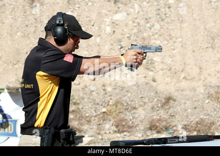Staff Sgt. John Browning, ein Jackson, Georgia Eingeborener und wettbewerbsfähigen schießenden Soldaten mit der US-Armee Treffsicherheit, feuert seine Pistole während der 2017 US-praktische Shooting Association Multi-Gun Staatsangehörigen in Las Vegas, Nevada, am 15. April. Nach den dreitägigen Wettbewerb, 14 verschiedene Phasen enthalten, Browning gewann den zweiten Platz Titel in der begrenzten Abteilung mit 1158.7405 Vergleichspunkte. Stockfoto