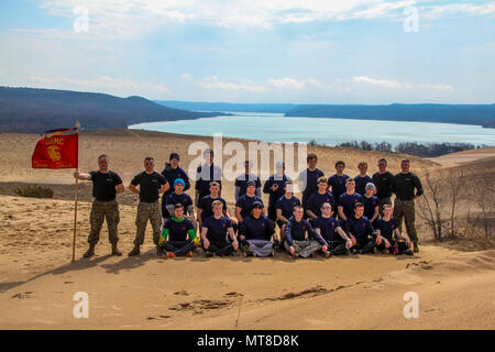 Zukunft Marines posieren für ein Foto mit Marine Corps recruiters vom Recruiting Sub-Station Cadillac an der Sleeping Bear Dunes National Lakeshore, Empire, Michigan, 15. April 2017. Während der 5 km langen Wanderung, die Mannschaft eingespielt Marine Corps Terminologie sowie vorbereitet für die physischen Anforderungen der Marine Corps Depot rekrutieren, Parris Island, South Carolina. Stockfoto