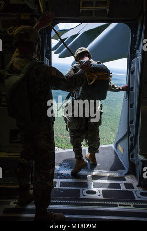 Ein Soldat der 82nd Airborne Division von Papst Army Airfield, N.C., wartet darauf, von einem C-17 Globemaster III Mai 25, 2017 zu springen. Piloten von der 315. und der 437Th Airlift Flügel aus Joint Base Charleston, S. C, flog 18 C-17 Globemaster III Lufttransport und die Unterstützung für die Fast 1.600 Fallschirmjäger während der Übung Bonny Jack zur Verfügung zu stellen. Aufgrund der hohen Winde und Sicherheitsvorschriften, die fallschirmjäger waren nicht in der Lage zu springen. (U.S. Air Force Foto von Master Sgt. Shane Ellis) Stockfoto