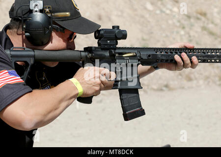 Staff Sgt. John Browning, ein Jackson, Georgia Eingeborener und wettbewerbsfähigen schießenden Soldaten mit der US-Armee Treffsicherheit, feuert seine Waffe während der 2017 US-praktische Shooting Association Multi-Gun Staatsangehörigen in Las Vegas, Nevada, am 15. April. Nach den dreitägigen Wettbewerb, 14 verschiedene Phasen enthalten, Browning gewann den zweiten Platz Titel in der begrenzten Abteilung mit 1158.7405 Vergleichspunkte. Stockfoto