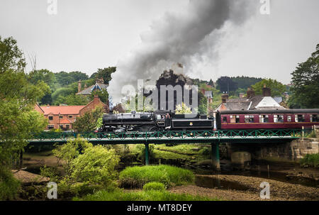 Die BR-Standard 4 MT-Nr. 76079 Dampflok über den Fluss Esk in Ruswarp auf der North Yorkshire Moors Railway Line zwischen Whitby und Pickering. Stockfoto