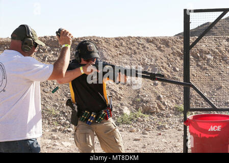 Staff Sgt. John Browning, ein Jackson, Georgia Eingeborener und wettbewerbsfähigen schießenden Soldaten mit der US-Armee Treffsicherheit, feuert seine Schrotflinte während der 2017 US-praktische Shooting Association Multi-Gun Staatsangehörigen in Las Vegas, Nevada, am 15. April. Nach den dreitägigen Wettbewerb, 14 verschiedene Phasen enthalten, Browning gewann den zweiten Platz Titel in der begrenzten Abteilung mit 1158.7405 Vergleichspunkte. Stockfoto