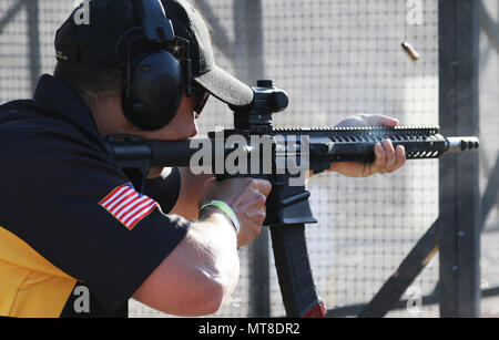 Staff Sgt. John Browning, ein Jackson, Georgia Eingeborener und wettbewerbsfähigen schießenden Soldaten mit der US-Armee Treffsicherheit, feuert seine Waffe während der 2017 US-praktische Shooting Association Multi-Gun Staatsangehörigen in Las Vegas, Nevada, am 15. April. Nach den dreitägigen Wettbewerb, 14 verschiedene Phasen enthalten, Browning gewann den zweiten Platz Titel in der begrenzten Abteilung mit 1158.7405 Vergleichspunkte. Stockfoto