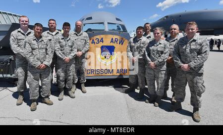 Zwölf Grissom Flieger von der 434th Aircraft Maintenance Squadron freiwillig auf der 43. jährlichen Vectren Dayton Airshow in Dayton, Ohio, eine interaktive Flight Deck und Boom pod Anzeige Juni 24-25, 2017. Von links nach rechts sind Staff Sgt. Keith Diamond, Master Sgt. Craig Krieg, Senior Master Sgt. Aaron Wilson, Senior Airman Michael McNally, Master Sgt. Corey Felder, Tech. Sgt. Derek Nolley, Master Sgt. Kenneth Rowe, Staff Sgt. Kelsey St. Clair, Senior Master Sgt. Douglas Stogsdill und Staff Sgt. Joshua Schumacher. (U.S. Air Force Foto/Staff Sgt. Katrina Heikkinen) Stockfoto