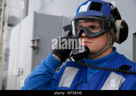 NEWPORT NEWS, Virginia (Feb. 27, 2017) --Pre-Commissioning Unit Gerald R. Ford (CVN 78) Segler simulieren Flight Ops während der Ausbildung Evolution in der Vorbereitung für Präsident Donald J. Trumpf Ankunft. (U.S. Marine Foto von Mass Communication Specialist 3. Klasse Cathrine Mae O. Campbell) Stockfoto