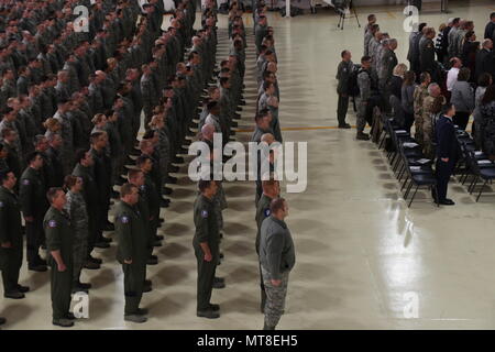 Mitglieder des 179Th Airlift Wing stehen stramm an der Annahme des Befehls Zeremonie an der 179th Airlift Wing am 3. Februar in Mansfield, Ohio 2018. Oberst Allison Miller ist der erste weibliche Anführer einer Ohio Air National Guard. (U.S. Air Force Foto von Airman 1st Class Christi RichterReleased) Stockfoto