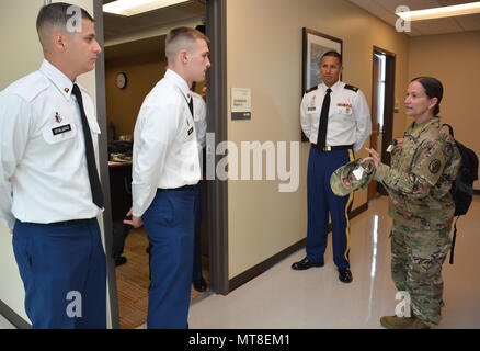 Command Sgt. Maj. Rebecca Booker, Irwin Armee Community Hospital in Fort Riley, Kansas, Aktien Tipps mit Soldaten, wie sie ihre Umdrehung für die Beste inquisition Vorstand der Krieger in ihrer Suche zu verdienen Armee der regionalen medizinischen Command-Central der Soldat des Jahres oder Non-Commissioned Officer der Jahrehren warten. Von der nervenaufreibende mündliche Board und Alphabetisierung Bewertung zu einem Brechen, 12-Meilen-Marsch, die Woche - lange Reihe von Veranstaltungen statt, April 10-14 in Fort Hood, Texas, waren Lektionen in Gelassenheit, Ausdauer, Ausdauer und das Überleben für die 22 Konkurrenten, die militärischen Einrichtungen in T Stockfoto