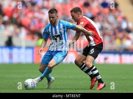 Von Coventry City Marc McNulty (links) und Exeter City Jordan Tillson Kampf um den Ball in den Himmel Wette Liga zwei Finale im Wembley Stadion, London. Stockfoto