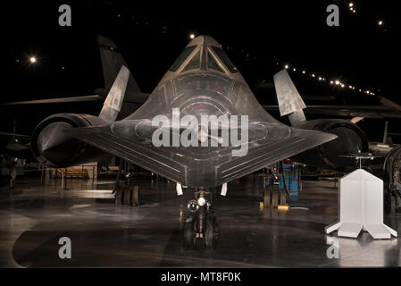 Die Lockheed SR-71A ist ein Überschallaufklärungsflugzeug, das von den Vereinigten Staaten während des Kalten Krieges entwickelt wurde. Das Archiv dokumentiert die Flugzeuge, die in der Cold war Gallery im National Museum of the United States Air Force in Dayton, Ohio, ausgestellt sind. Der historische Fotodruck bewahrt die Geschichte der Luftfahrt und die strategische Aufklärungstechnologie. Stockfoto