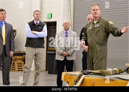 Oberst James DeVere, die 302Nd Airlift Wing Commander, erklärt Antenne Anschluss Mission der Reserve Flügel für die Mitglieder des Colorado Springs Kammer & EDC in militärischen Angelegenheiten, Bereich Stabschefs Forum während einer Sitzung, die 302Nd AW und 310Th Raum Schwadronenkommandanten bei Peterson Air Force Base, Colorado, 21. März 2018 veranstaltet. Die ACOS, einer Organisation, die sich aus lokalen militärischen und zivilen Führer trifft sich regelmäßig, um aktuelle Angelegenheiten, die sich auf die militärischen und der lokalen Gemeinschaft zu erörtern. (U.S. Air Force Foto: Staff Sgt. Frank Casciotta) Stockfoto