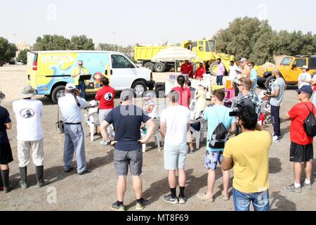 KUWAIT CITY, Kuwait - Freiwilliger einschließlich Pa. Army National Guard Soldaten bereitgestellt, um Kuwait zu Anjafa Strand für eine Bereinigung April 7, 2018 sammeln. Lawrence Silverman US-Botschafter in Kuwait, der Menge begrüßt. Botschaftsmitarbeiter, die Kuwait Dive Team und betroffenen Bürger alles in warf. Die Veranstaltung war Teil einer fortwährenden Bemühung, in Kuwait, Strände zu reinigen und das Leben im Meer zu schützen. (U.S. Armee Foto von Sgt. 1. Klasse Doug Rollen) Stockfoto