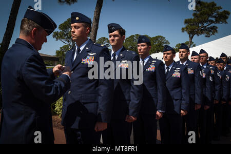 Us Air Force Generalleutnant Brad Webb, Kommandeur der Air Force Special Operations Command, präsentiert Distinguished Flying Kreuze während einer Zeremonie im hurlburt Field, Fla., 11. Mai 2018. Während der Zeremonie, 21 Air Commandos von vier Spooky gunship Crews mit der 4 Special Operations Squadron waren DFCs für ihre heldenhaften Aktionen in Afghanistan vorgelegt. (U.S. Air Force Foto: Staff Sgt. Ryan Conroy) Stockfoto