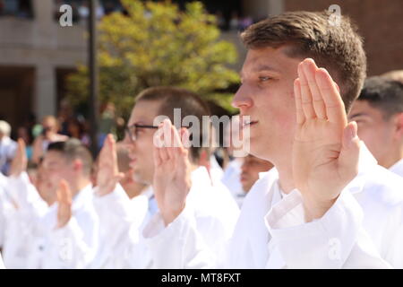 Marine Ensign Ryan Craig (rechts) rezitiert die Hippokratischen Eid als Teil der jährlichen weißen Mantel Zeremonie an der Uniformed Services Universität der Health Sciences, Bethesda, Md., 11. Mai 2018. Craig war unter den fast 170 uniformierte des ersten Jahres Medizinstudenten aus der USU F. Edward Hebert Schule von Medizin - 'America's Medical School' -, die ihre traditionellen weißen Mänteln, die den Übergang zu klinischen Service und die Versorgung der Patienten zu symbolisieren. Stockfoto