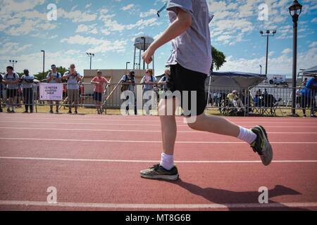 Die Olympischen Sonderspiele 2018 in Mississippi fanden am 12. Mai 2018 auf dem Triangle Track auf der Keesler Air Force Base in Mississippi statt. Die Athleten nahmen an der 100-Meter-Strecke Teil der staatlichen Veranstaltung im Zusammenhang mit Special Olympics, die 1968 gegründet wurde, um Sporttraining und Wettkämpfe für Menschen mit geistigen Behinderungen anzubieten. Die archivierten Bilddokumente verfolgen den Wettbewerb während der Spiele, die von der Basis gehostet werden. Stockfoto