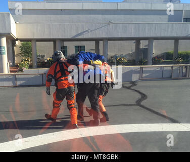 Ein Coast Guard Air Station San Francisco helicopter Crew überträgt zwei kreissägen zu Königin der Valley Medical Center in Napa, Kalifornien, 12. Mai 2018, nachdem sie von ihrem Schiff strandete in der Nähe von suisun Slough gehisst wird. Die Yacht strandete mit vier Personen an Bord. Die anderen zwei Segler wurden von der Hubschrauberbesatzung gehoben und in Napa County Airport. (U.S. Coast Guard Foto/Freigegeben) Stockfoto