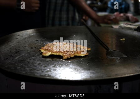 Anbieter traditionelle murtabak Küche im Café in Banda Aceh Stockfoto