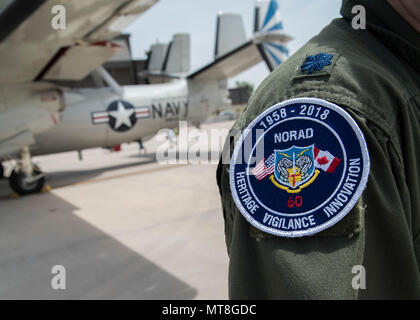 März 12, 2018 Jahrestag der North American Aerospace Defense Command. In 60 Jahren hat sich die binationale Zusammenarbeit zwischen den USA und Kanada wurde für die Verteidigung von Nordamerika. 1958 gegründet, NORAD ist einzige binationale militärische Kommando der Welt. (DoD Foto: Staff Sgt. Emily Kenney, USAF) Stockfoto